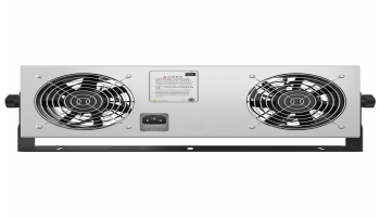 直流离子风机和交流离子风机的核心区别在于电离原理、电源类型、放电方式，进而导致两者在除静电性能、功耗、维护成本等方面差异明显。具体区别如下：补充说明臭氧产生：直流离子风机的持续放电会产生更多臭氧，在密闭空间使用时需注意通风；交流离子风机臭氧排放量小，更适合室内长时间使用。价格：同等风量规格下，直流离子风机的电源和控制电路更复杂，售价更高；交流离子风机结构简单，价格更亲民。对比维度直流离子风机交流离 