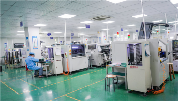 前置判定前提：以下所有举例均满足PEI核心标准——位于EPA静电防护区内、无法可靠接地、表面电阻＞1×10¹²Ω/sq、近距离接触ESDS静电敏感器件，易积聚静电产生放电风险；同时标注非PEI区分项，避免现场误判。一、生产设备本体PEI举例（车间最常见、审核重点核查）这类属于设备自带的绝缘零部件，固定在生产工位，长期靠近敏感器件作业，是高频PEI管控对象，几乎覆盖电子车间各类设备。设备外壳与挡板类 