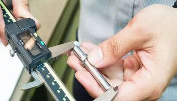 不知道大家有没有遇到过这样的情况：•	同样一个产品，有的检验员认为它合格，有的检验员认为它不合格；•	或者收集到的过程质量数据分析不出质量问题的原因所在；•	又或者内部检验合格的产品被送到客户那里，却被客户反复投诉。如果你的工厂反复出现上面的问题，这就告诉我们，这个工厂的衡量系统已经变得不再可靠了！MSA概念前面SPC里我们提到过，现代质量管理中很重要、很基础的一种方法是基于统计的过程质量控制，那 